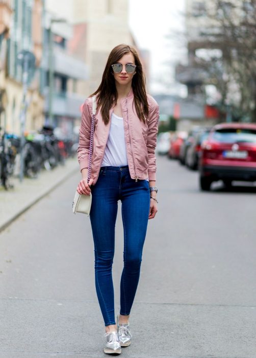 Chica usando una bomber jacket color rosa 