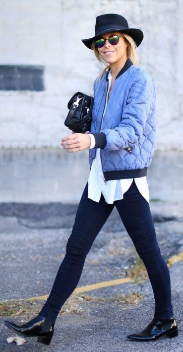 Chica usando una bomber jacket color azul 