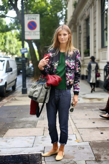 Chica usando una bomber jacket rosa con negro 