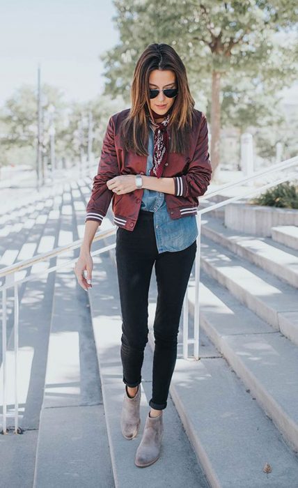 Chica usando una bomber jacket guinda 