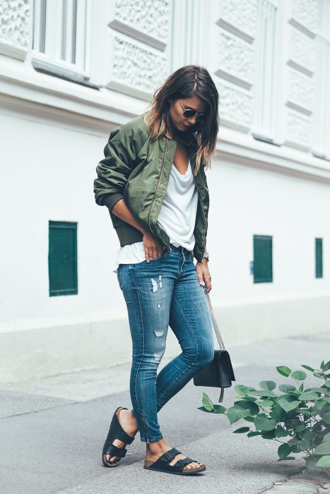 Chica usando una bomber jacket color verde militar 