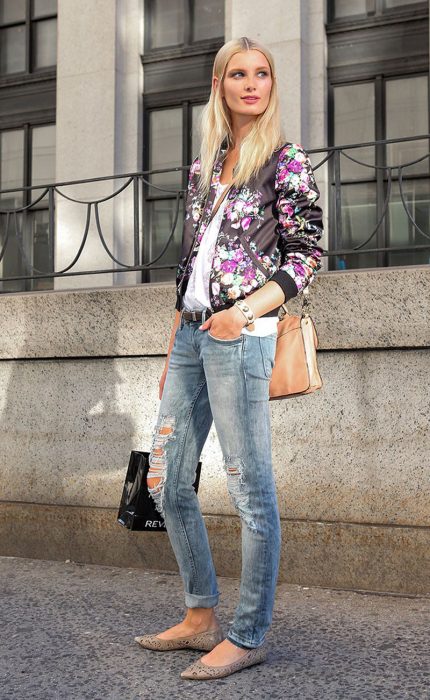 Chica usando una bomber jacket rosa con negro 