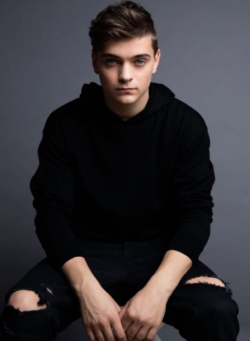 Martin Garrix posando para una fotografía durante una alfombra roja 