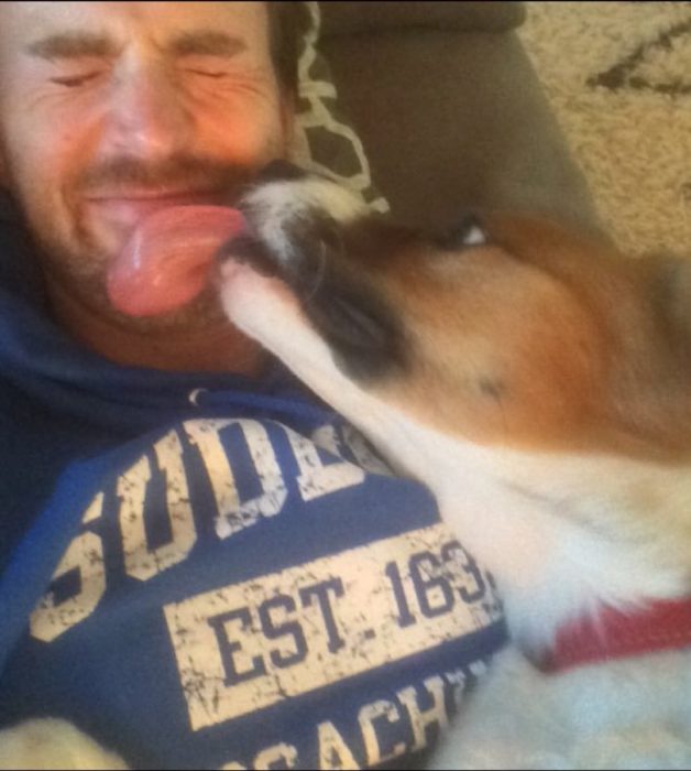 Chris Evans y su perro Dodger 