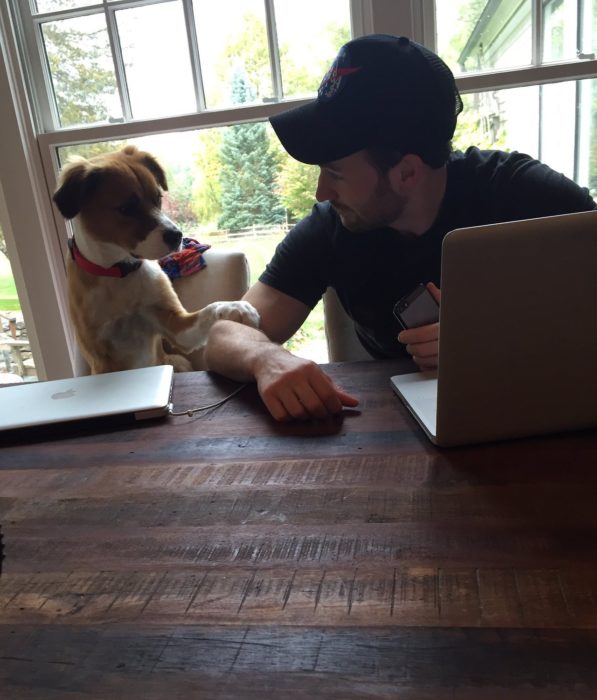 chico y su perro a la mesa 