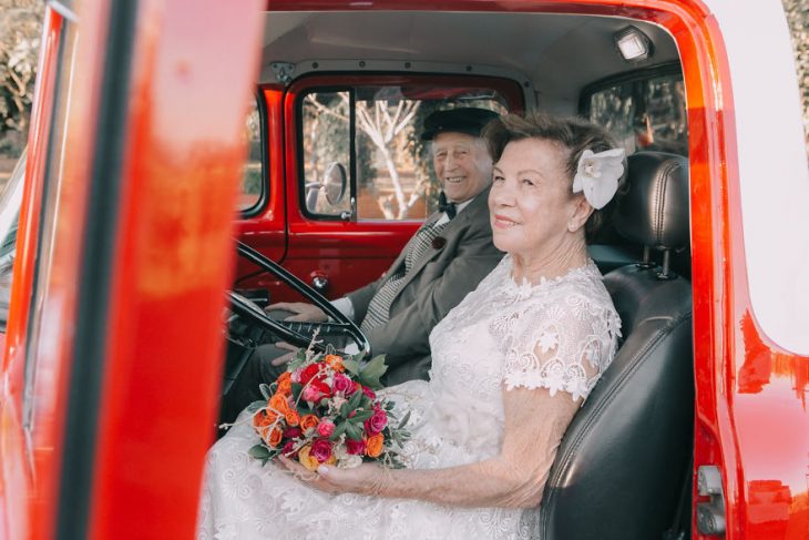 esposos dentro de una camioneta 