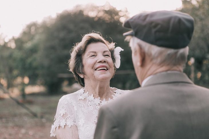 mujer mirando a su esposo 