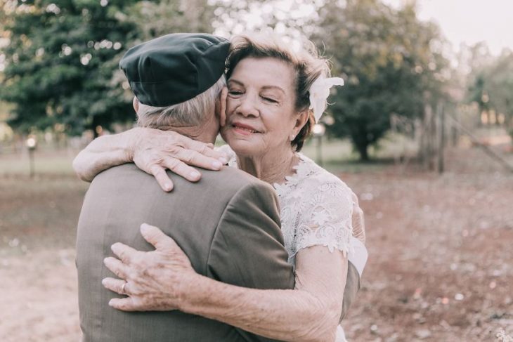 pareja de esposos abrazada