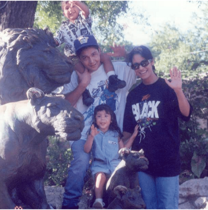 familia paseando en el campo