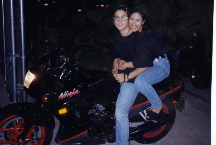 pareja de novios en motocicleta