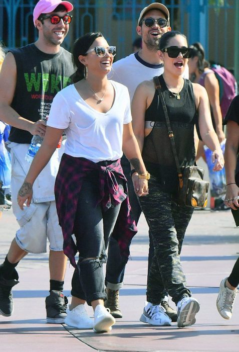 Demi lovato junto a una Dj en Disneylandia 