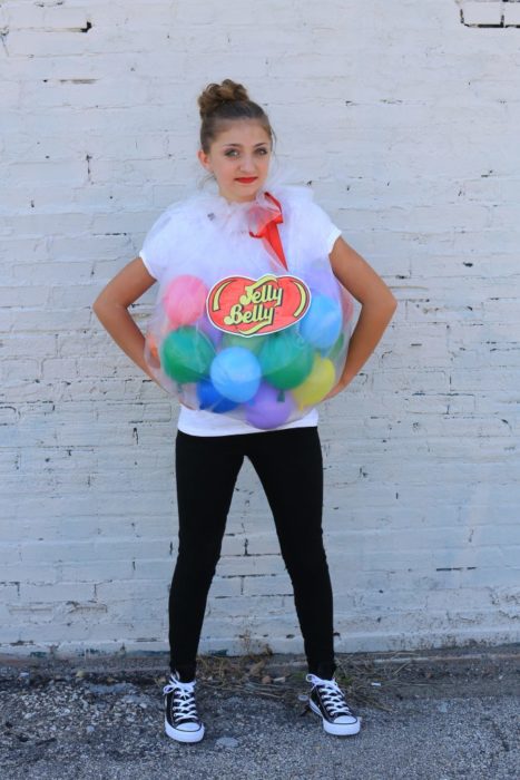 chica con globos de colores 