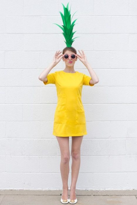 CHICA CON VESTIDO AMARILLO Y SOMBRERO VERDE