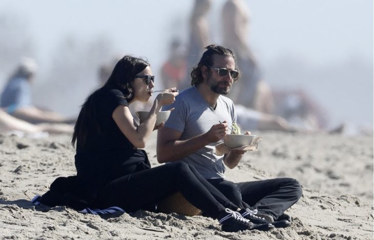 pareja de novios en la playa