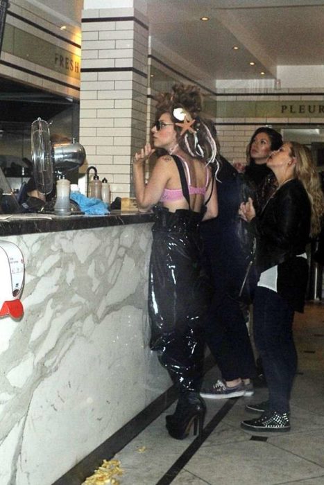 chica comprando un helado 