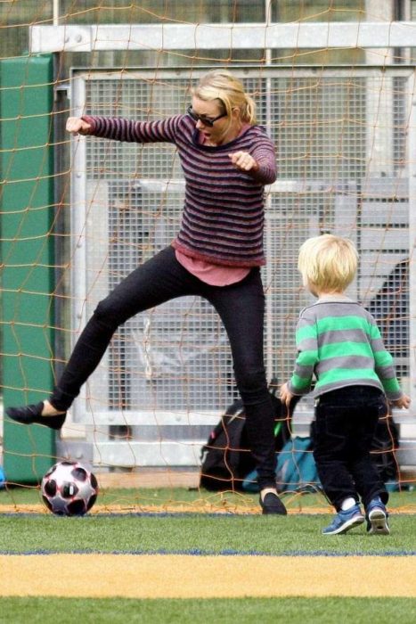 mamá e hijo jugando futbol