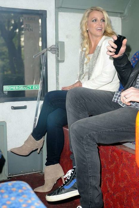 chica paseando en metro 