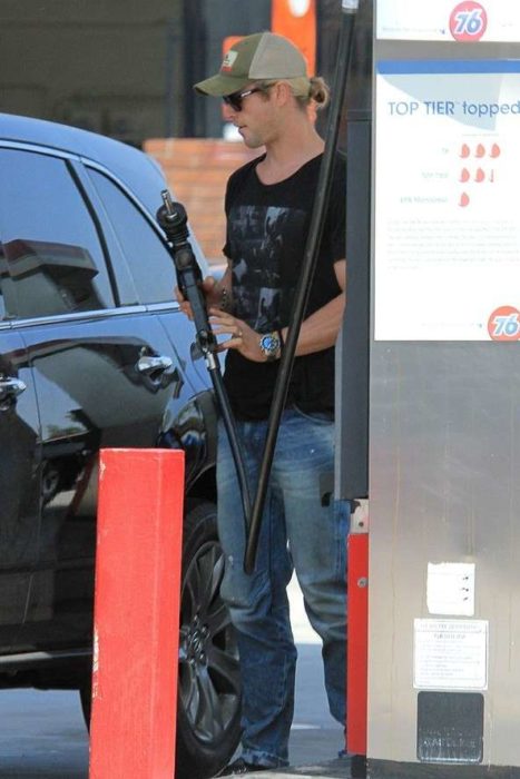 chico llenando el tanque de su carro 