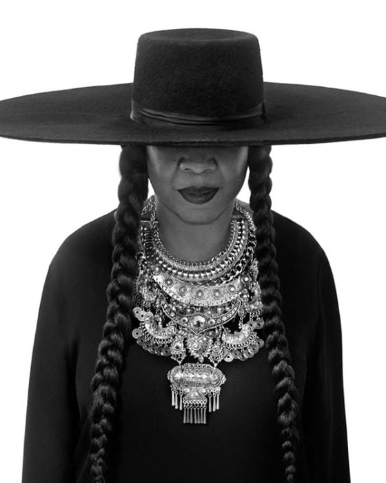 Suegra de Beyoncé luciendo igual que su madre en el video Fundation 