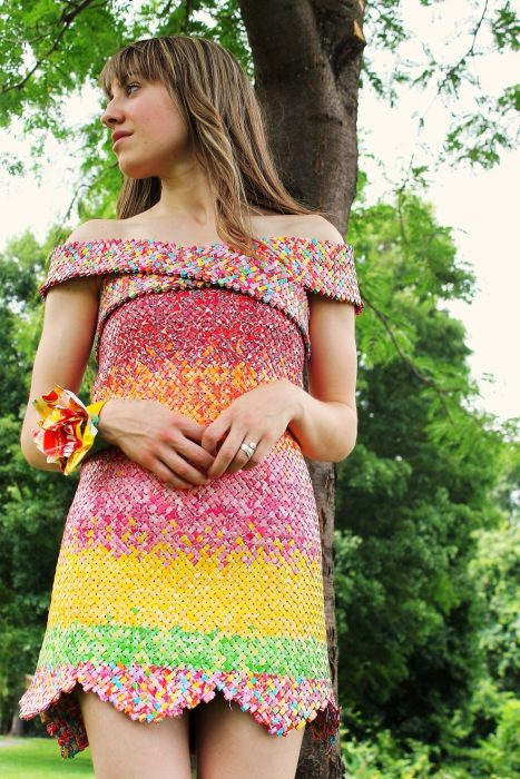 Vestido creado por una chica con envolturas de dulces 