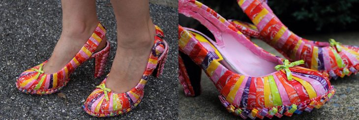 Zapatos hechos con envolturas de dulces 