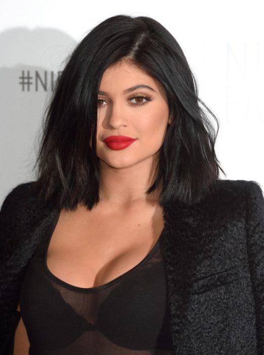 Kylie jenner en 2015 usando un outfit negro con blazer y labios rojos 