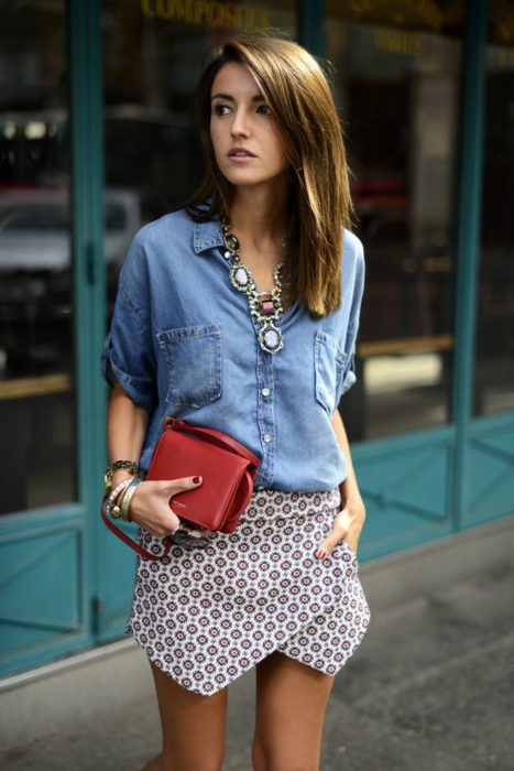 Chica usando una blusa de mezclilla con falda estampada 