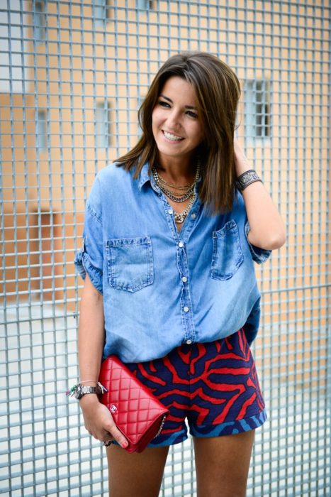 Chica usando una blusa de mezclilla con falda animal print 