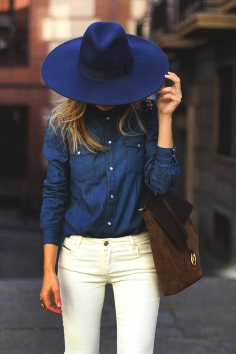 Chica usando una blusa de mezclilla con jeans blancos y blusa de mezclilla 