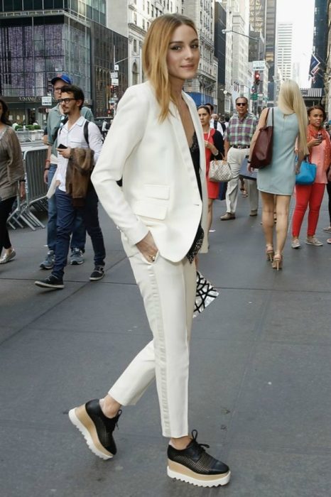 Chica usando flatforms estilo oxford 