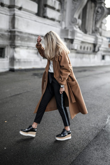 Chica usando flatforms estilo oxford 