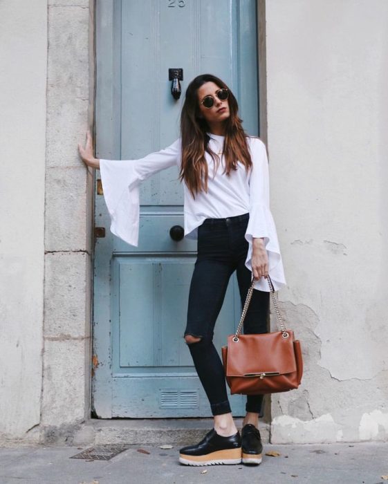 Chica usando flatforms estilo oxford 