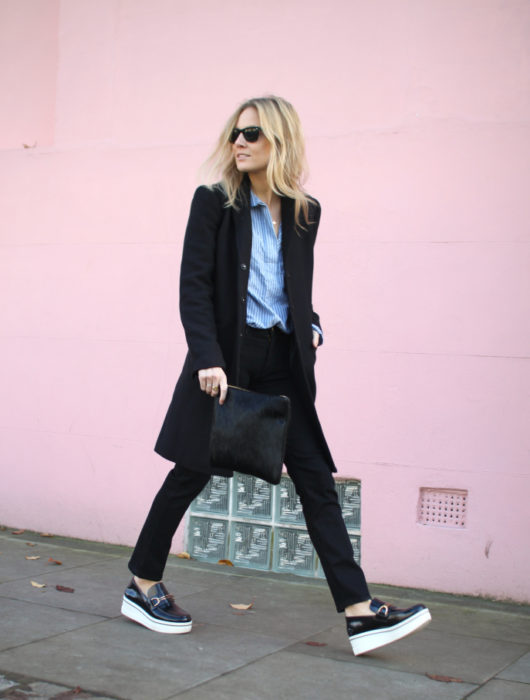 Chica usando flatforms estilo oxford 