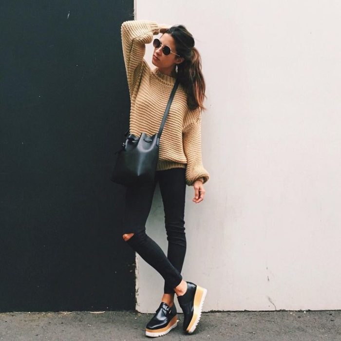 Chica usando flatforms estilo oxford 