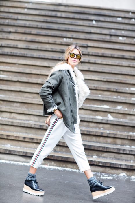 Chica usando flatforms estilo oxford 