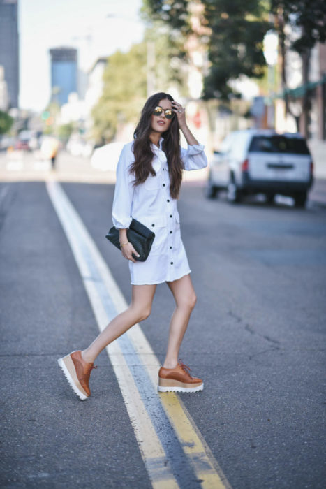 Chica usando flatforms estilo oxford 