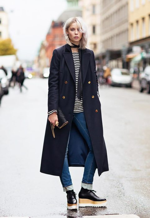 Chica usando flatforms estilo oxford 