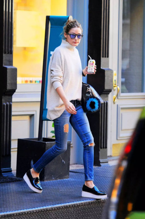 Chica usando flatforms estilo oxford 