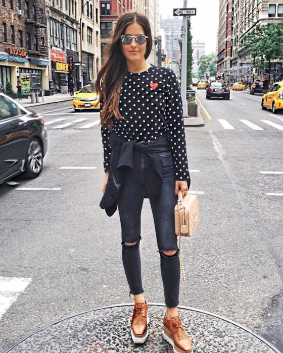 Chica usando flatforms estilo oxford 