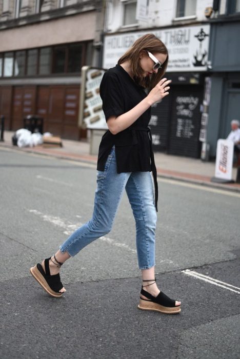 Chica usando flatforms estilo oxford 