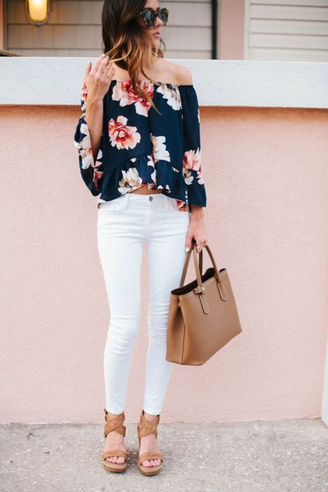 Chica usando un look con jeans blancos 