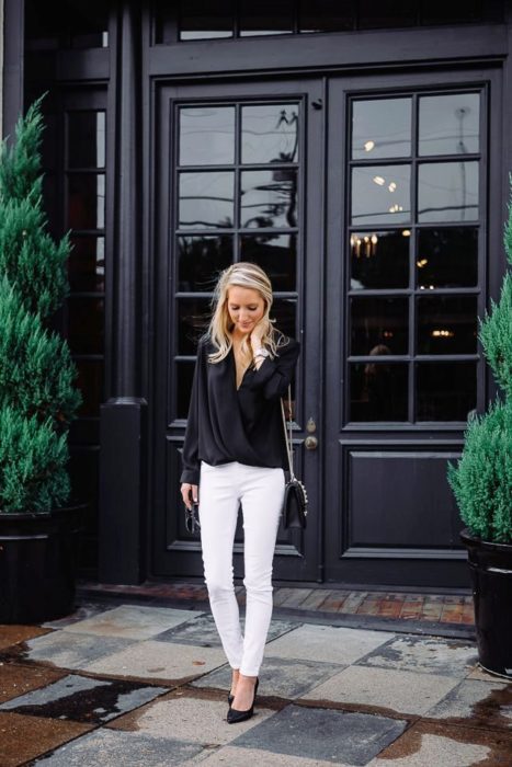 Chica usando un look con jeans blancos 