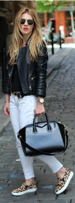 Chica usando un look con jeans blancos 