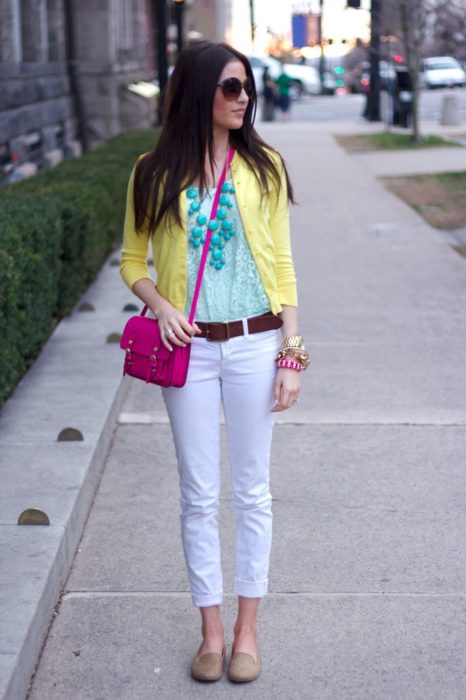 Chica usando un look con jeans blancos 