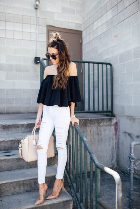 Chica usando un look con jeans blancos 