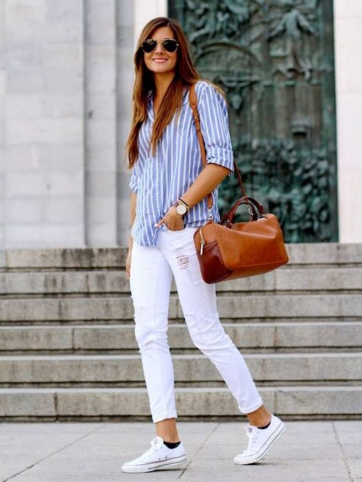 Chica usando un look con jeans blancos 