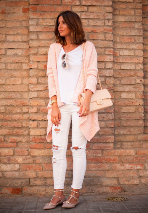 Chica usando un look con jeans blancos 