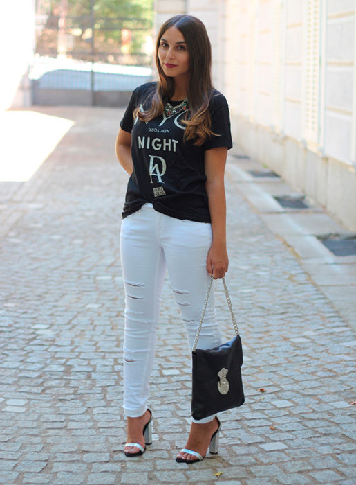 Chica usando un look con jeans blancos 