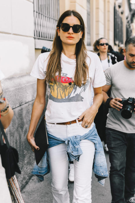 Chica usando un look con jeans blancos 