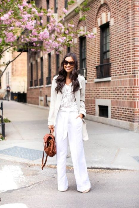 Chica usando un look con jeans blancos 